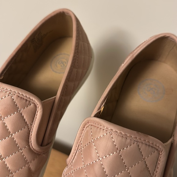 Women’s SO Pink Puff Quilted Slide on Shoes *size 8* - Picture 2 of 6